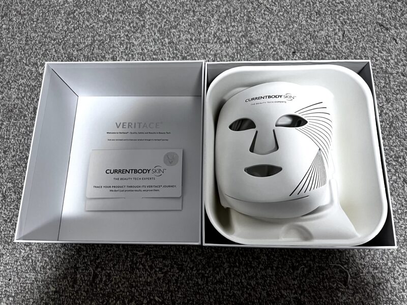 キレイな箱を開けてカレントボディLEDマスクが見れます