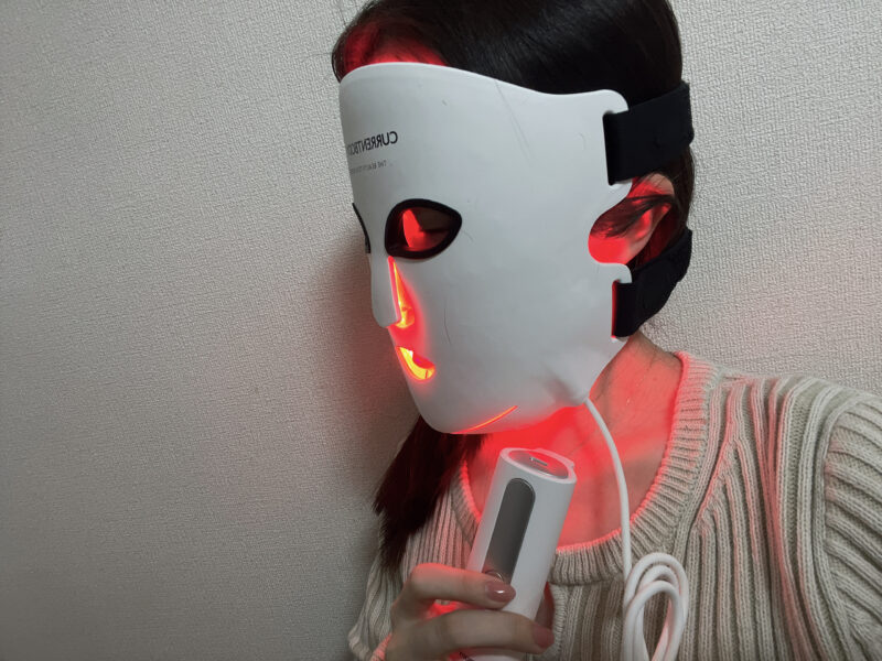 カレントボディLEDマスクを着けた状態でスイッチONしたアップ画像