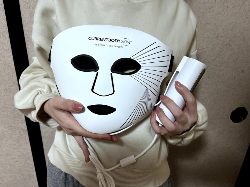 カレントボディLEDマスクを手に持っている